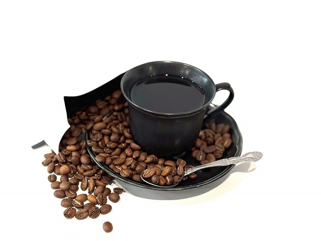 焙煎したコーヒーをカップで楽しむ