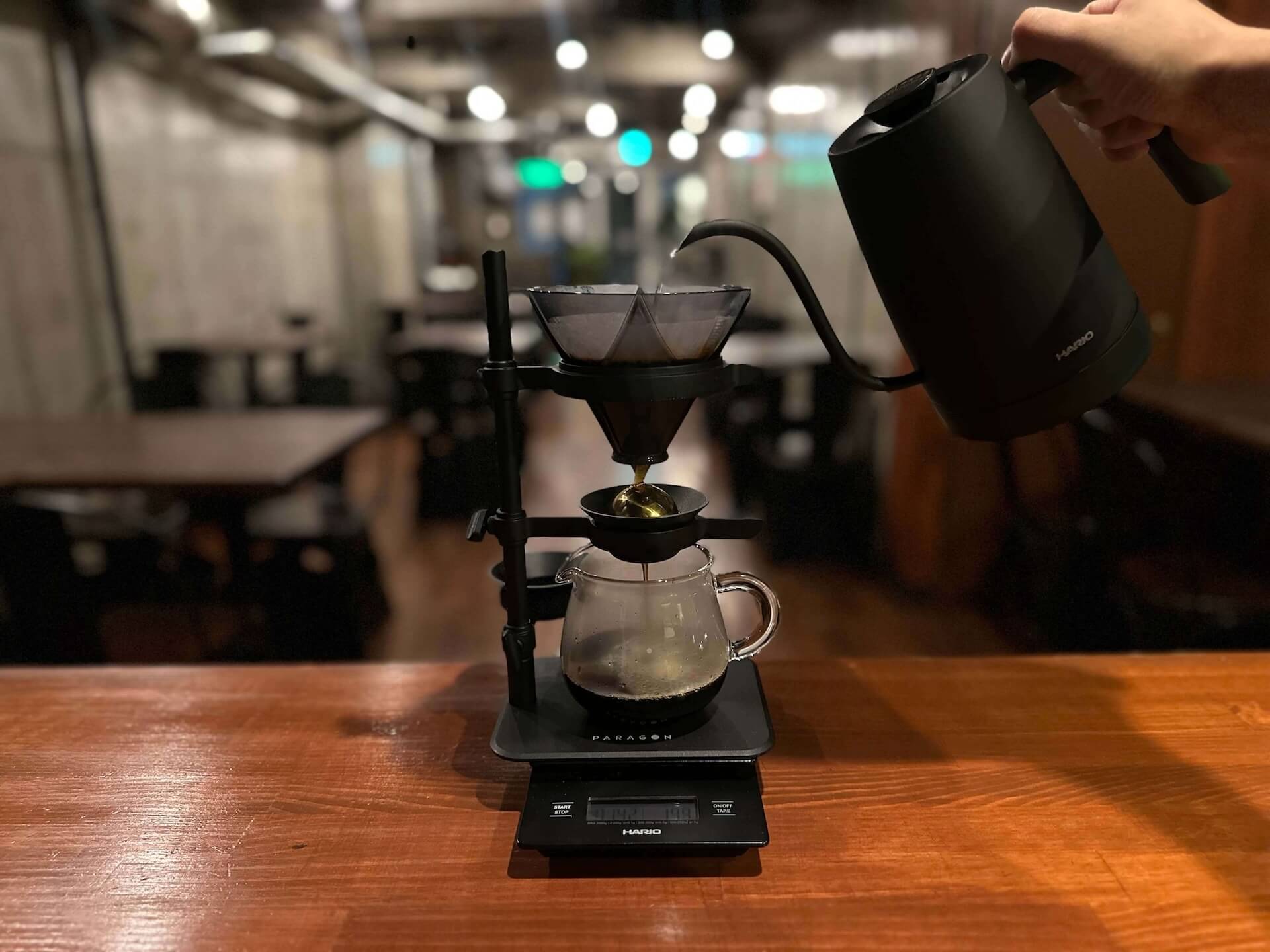 北参道・千駄ヶ谷のコーヒー専門店Green Beans Coffee。世界各国から厳選した約30種類のコーヒー豆を自家焙煎し、好みに合わせた一杯を提供。落ち着いたサードプレイスとして親しまれています。