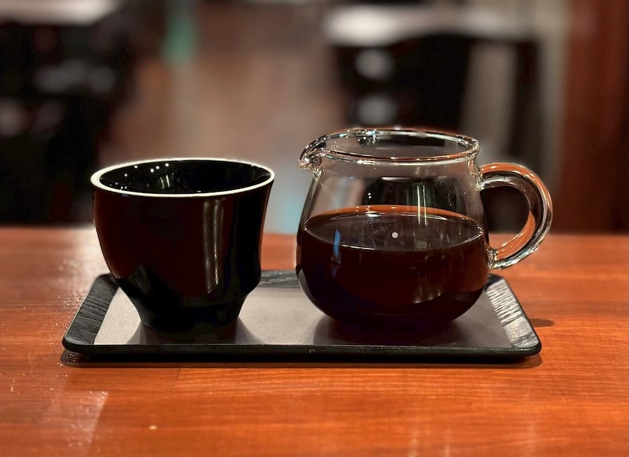 北参道・千駄ヶ谷のコーヒー専門店Green Beans Coffee。自家焙煎コーヒーを一杯ずつ丁寧にハンドドリップで提供し、好みに合わせた味わいを楽しめます。学びと発見のある一杯が魅力です。