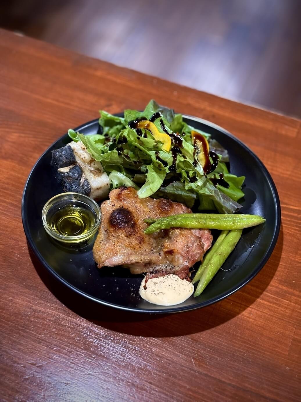 北参道・千駄ヶ谷のGreen Beans Coffeeでは、グルテンフリー対応のセレクトワンプレートランチを提供。体に優しい食材で栄養バランスに配慮し、自家焙煎コーヒーとともに楽しめます。