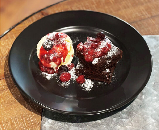 北参道・千駄ヶ谷のGreen Beans Coffeeでは、自家製スイーツやグルテンフリー対応メニューを提供。素材にこだわり体に優しい甘さが特徴で、自家焙煎コーヒーと相性の良いデザートです。